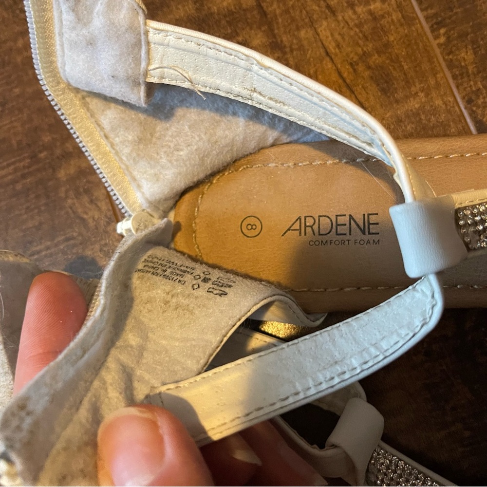 White ladies size 9 sandals - Picture 2 of 4